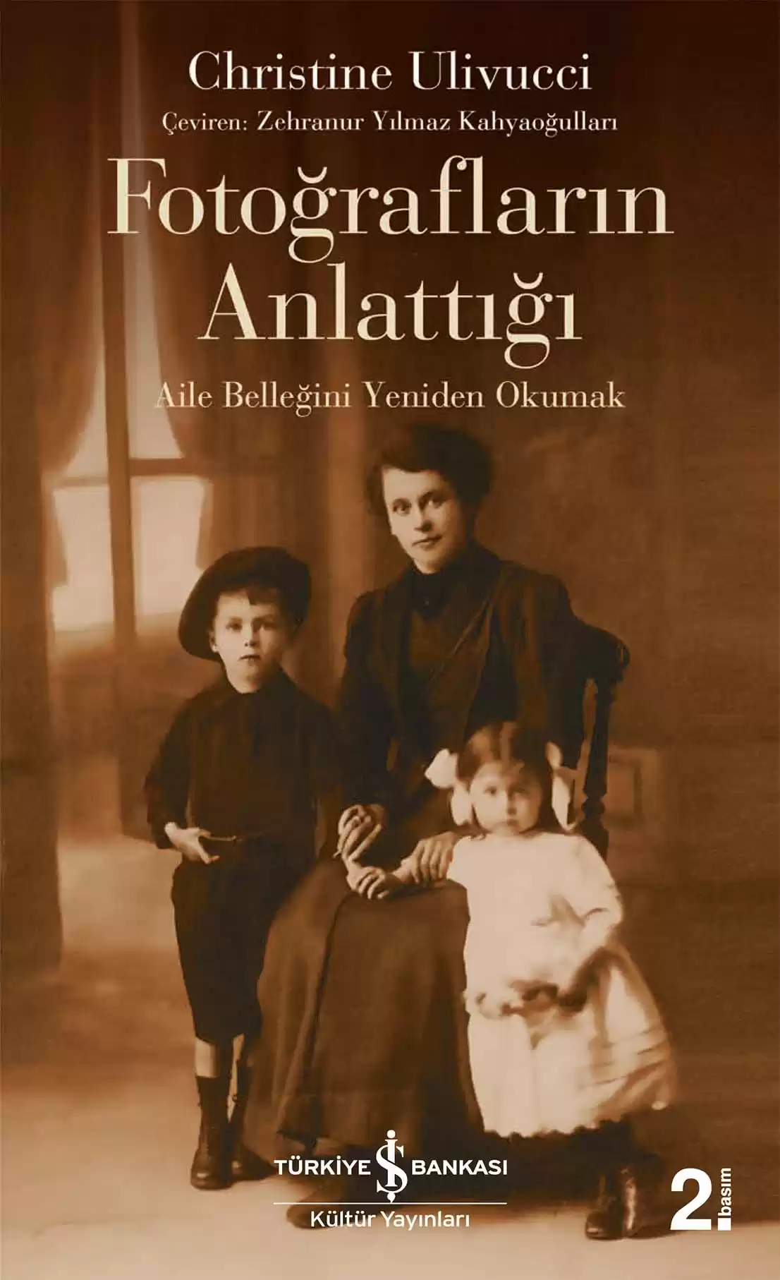 Fotoğrafların Anlattığı – Aile Belleğini Yeniden Okumak kapağı